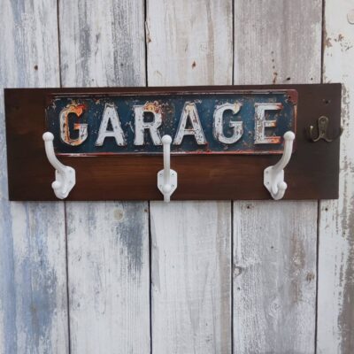 Porte manteaux mural garage avec plaque métal vintage et crochets en fonte blanche et bronze