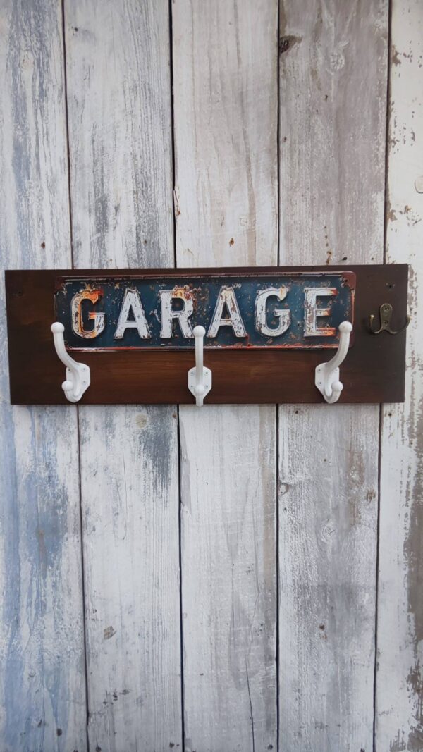 Porte manteaux mural garage avec plaque métal vintage et crochets en fonte blanche et bronze