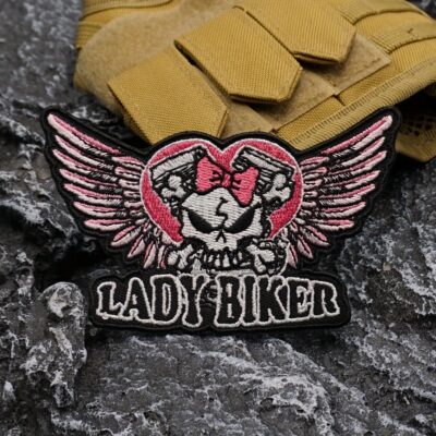 Patch motarde Lady Biker brodé rose et noir – Crâne ailé avec cœur et nœud, à coudre ou coller sur veste, sacoche, gilet ou accessoire textile motard