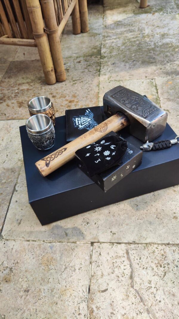 Coffret viking luxe : marteau de Thor, verres acier, soins barbe, runes, bracelet cuir et porte-clés – cadeau homme Viking, Celte ou motard – Image 2