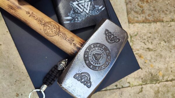 Coffret viking luxe : marteau de Thor, verres acier, soins barbe, runes, bracelet cuir et porte-clés – cadeau homme Viking, Celte ou motard – Image 6