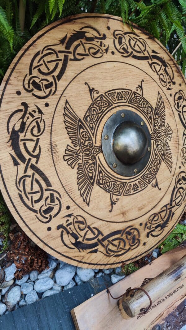 Bouclier viking décoratif en chêne massif Ø 55cm, umbo métal, gravure laser style Odin, fait main, cadeau motard ou médiéval – Image 2