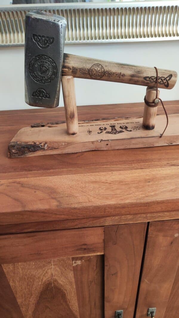 Marteau de Thor décoratif en acier massif de 4kg avec support bois gravé, symbole nordique, fait main, sculpture viking, cadeau mythologie – Image 5