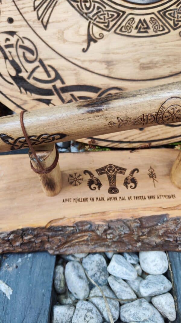 Marteau de Thor décoratif en acier massif de 4kg avec support bois gravé, symbole nordique, fait main, sculpture viking, cadeau mythologie – Image 3
