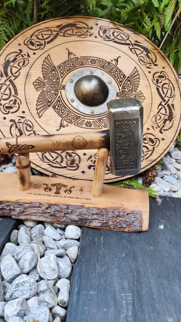 Marteau de Thor décoratif en acier massif de 4kg avec support bois gravé, symbole nordique, fait main, sculpture viking, cadeau mythologie – Image 2