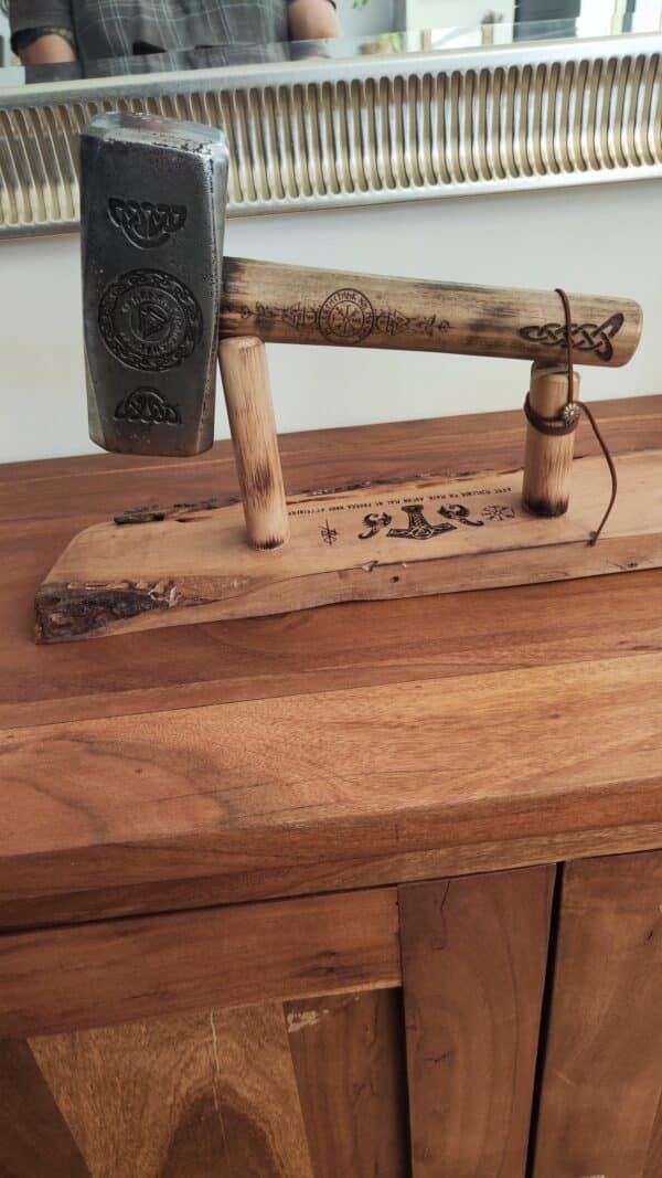 Marteau de Thor décoratif en acier massif de 4kg avec support bois gravé, symbole nordique, fait main, sculpture viking, cadeau mythologie – Image 4