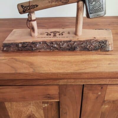 Marteau de Thor décoratif en acier massif de 4kg avec support bois gravé, symbole nordique, fait main, sculpture viking, cadeau mythologie