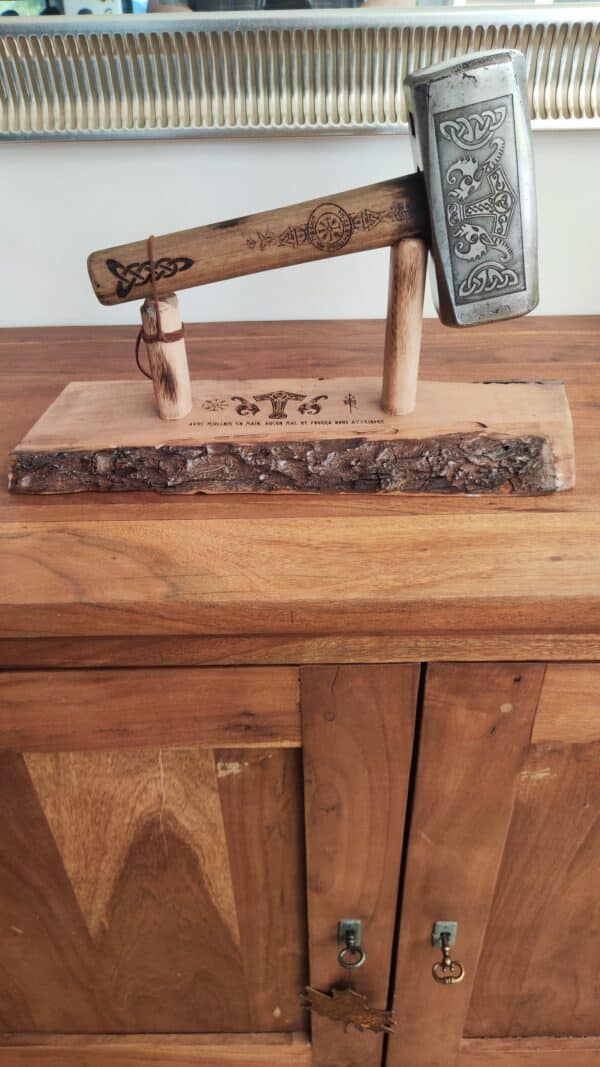 Marteau de Thor décoratif en acier massif de 4kg avec support bois gravé, symbole nordique, fait main, sculpture viking, cadeau mythologie