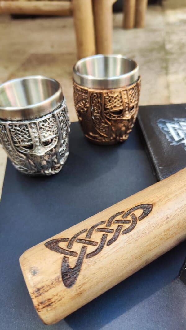 Coffret viking luxe : marteau de Thor, verres acier, soins barbe, runes, bracelet cuir et porte-clés – cadeau homme Viking, Celte ou motard – Image 3