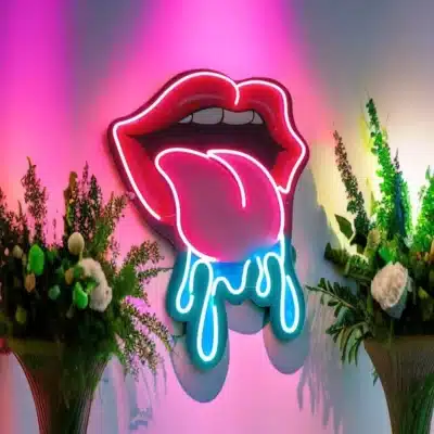 enseigne néon Lèvres & Langue – panneau LED mural 120 cm – déco design fluo chambre, bar ou studio – fan art non officiel