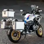 Moto miniature BMW R1250 GS Adventure à l’échelle 1/9 en métal diecast, modèle réduit de collection réaliste pour motards et passionnés. 9️⃣ Permalien optimisé (WooCommerce / Rank Math) https://lemondedumotard.fr/produit/moto-miniature-bmw-r1250-gs-adventure-metal-1-9/ Veux-tu que je prépare un template générique SEO (titre, meta, permalien, ALT) que tu pourras appliquer directement à toutes tes miniatures moto (Honda, Yamaha, BMW, Harley, etc.), pour gagner du temps sur les prochains produits ?