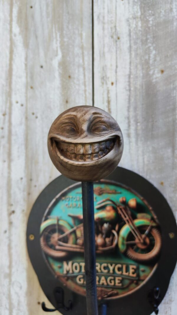 Porte-casque mural Smiley fun avec boule sculptée Smiley grimaçant et plaque métallique Motorcycle Garage interchangeable