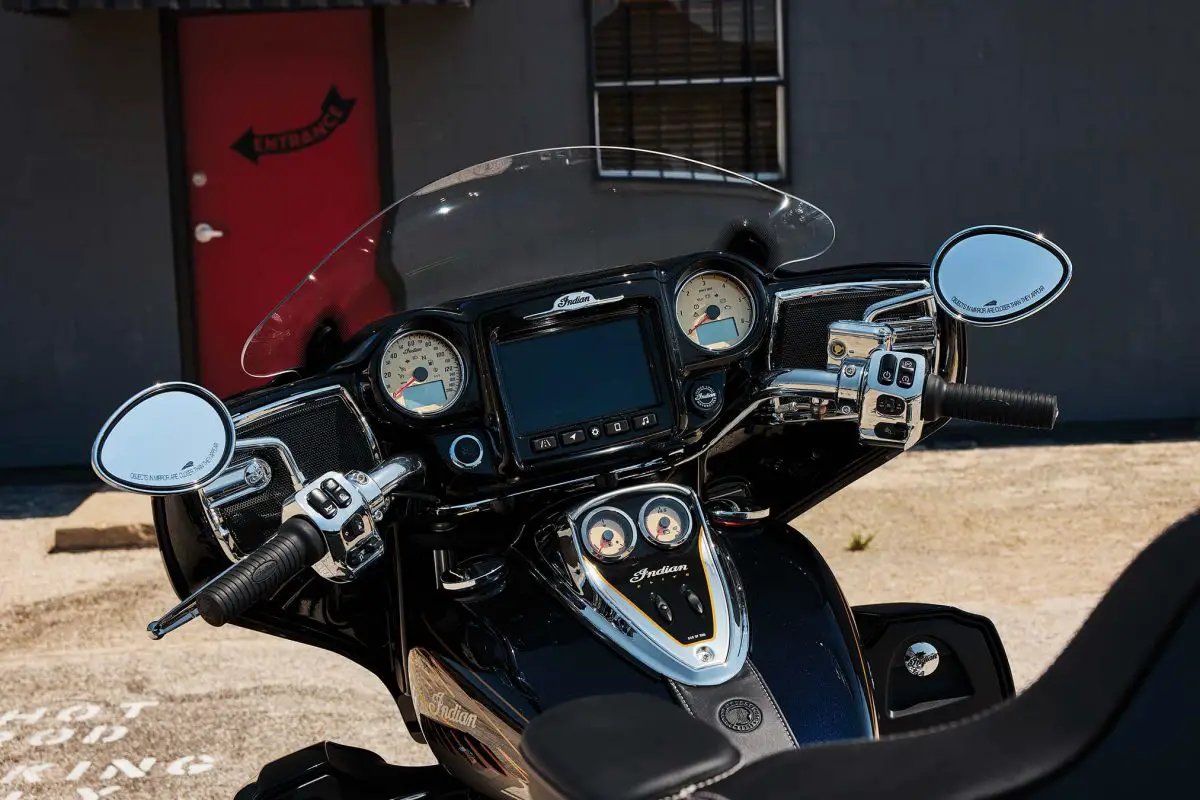 Indian Roadmaster Elite 2025 - cockpit et instrumentation Ride Command
