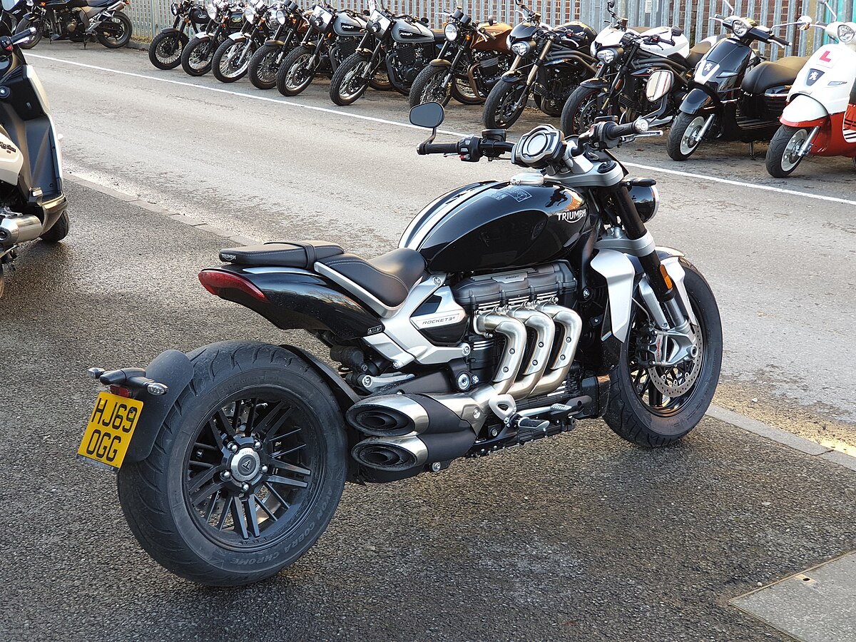 Triumph Rocket 3 R — profil en extérieur