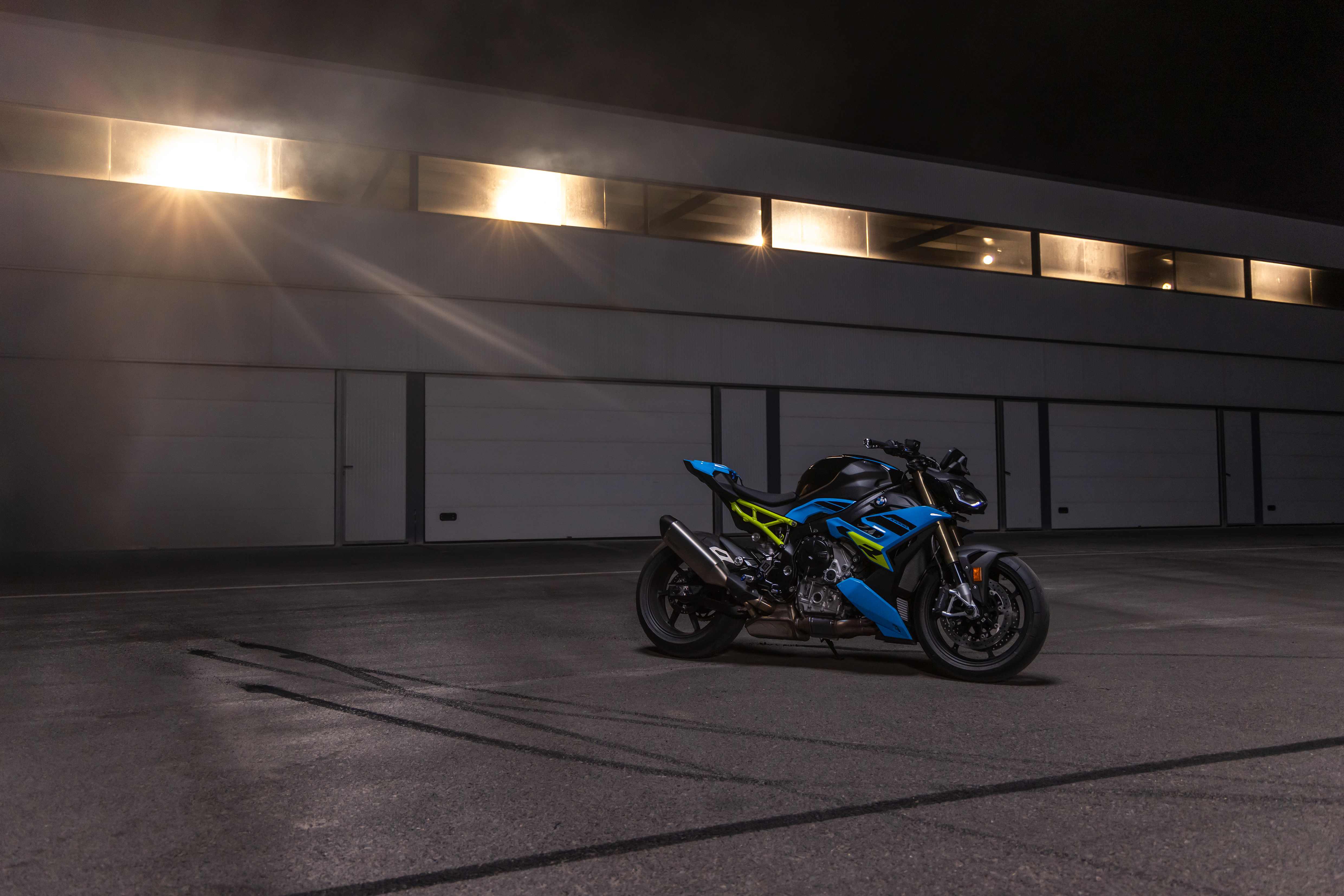 BMW S 1000 R 2025 — roulage dynamique sur départementale