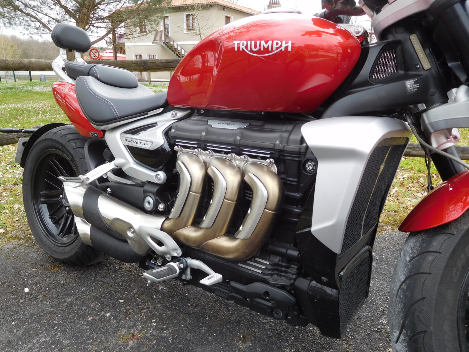 Triumph Rocket 3R — photo studio, finitions sombres