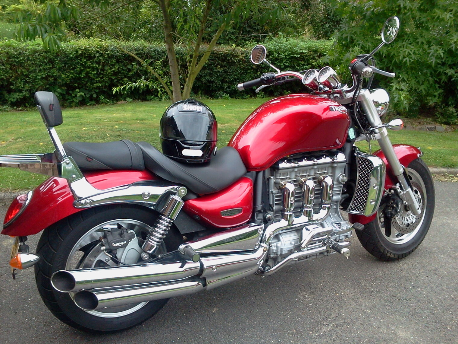 Triumph Rocket 3 — vue arrière, pneu 240