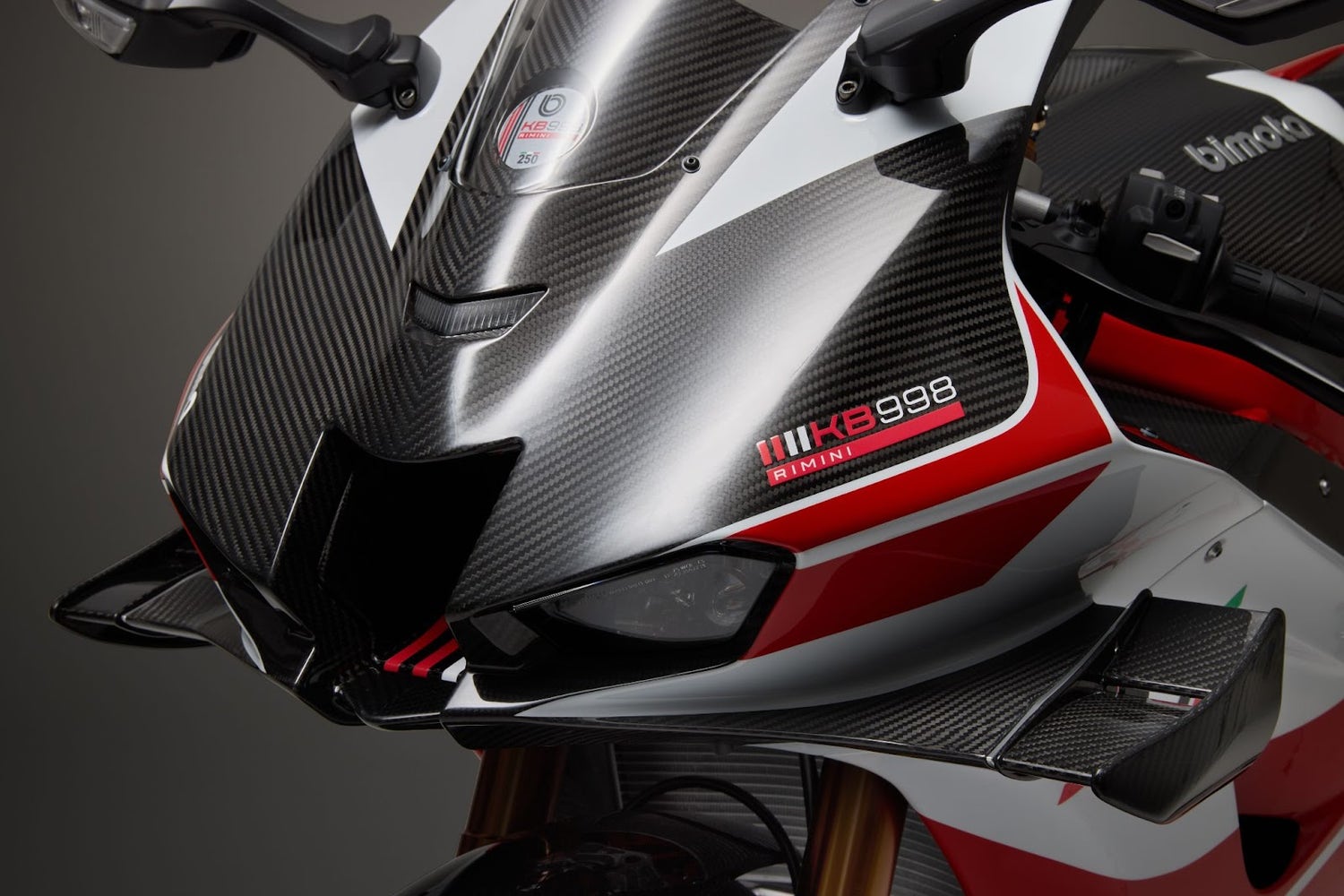 Bimota KB998 Rimini 2025 - détail avant logo KB998