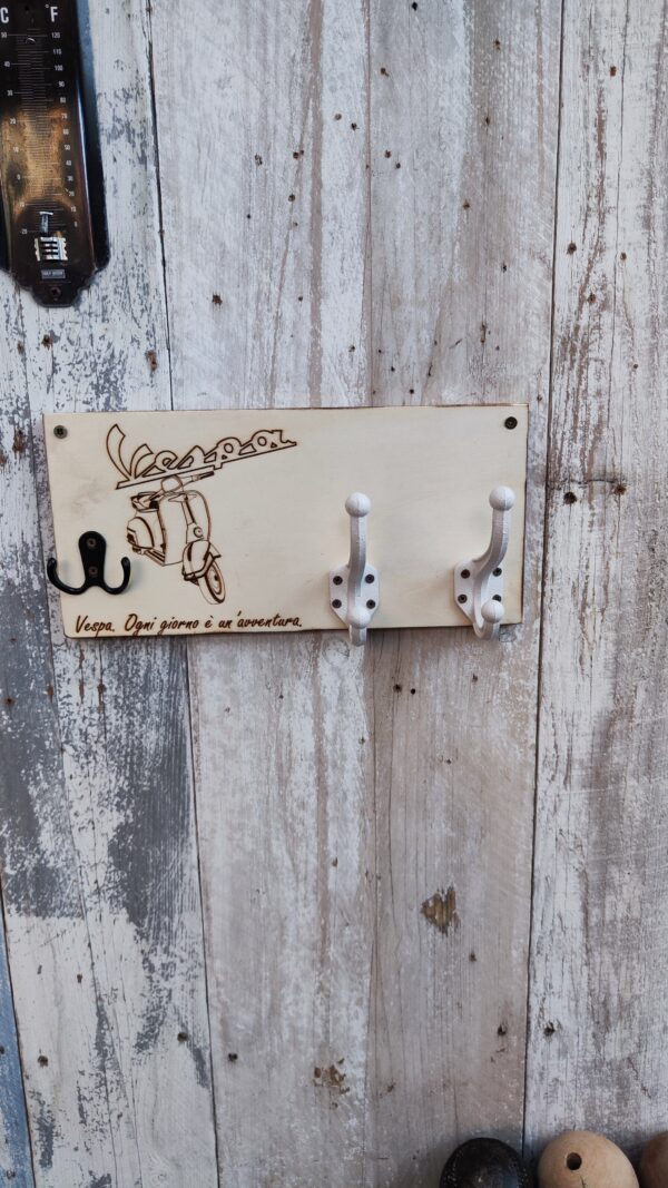 Porte manteau mural Vespa en bois gravé avec crochets métal