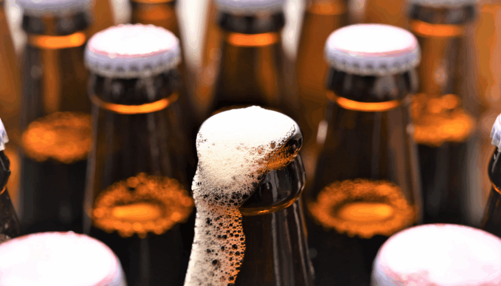 différentes bouteilles de bière en verre ouvertes ou fermées