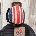 Support casque mural moto Art Déco en bois et métal, vue de côté, pour ranger casque et veste