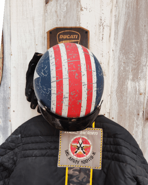 Support casque mural moto Art Déco en bois et métal, vue de côté, pour ranger casque et veste