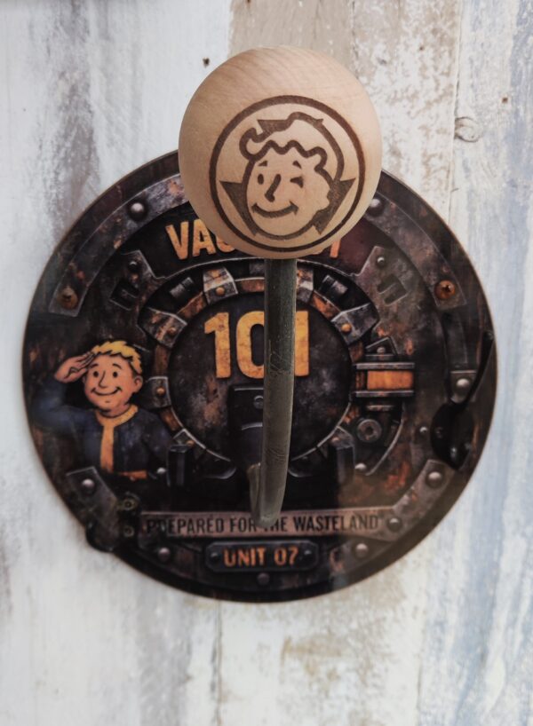 Porte casque Fallout mural Unite 07 rond 35 cm avec support sur tige et boule en bois gravee