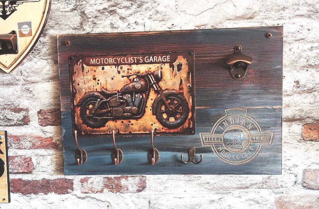 Idée cadeau motard avec accessoires déco et objets utiles pour garage moto