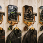 Porte casque mural personnalisable avec visuels Indian Kawasaki Triumph et Bobber style garage moto premium