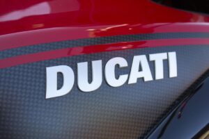 porte casque Ducati en bois et métal