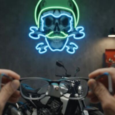 enseigne néon crâne motard – LED verte & bleue – déco murale biker bar rock – tailles 35 à 60 cm –